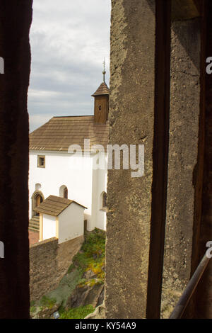 La vista dalla finestra del castello Kuneticka Montagna in Repubblica ceca per la Chiesa. Foto Stock