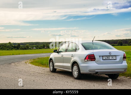 Gomel, Bielorussia - Giugno 13, 2016: Volkswagen Polo auto parcheggiate sul lato della strada contro il cielo e la campagna Foto Stock