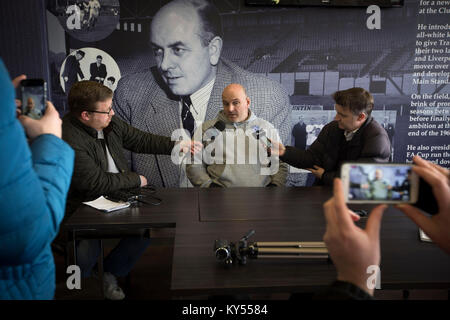 Gary cervello, manager di Tranmere Rovers, raffigurato nel corso di una conferenza stampa presso il club calcistico di Prenton Park Stadium. Il cervello è stato nominato dirigente del club nell'estate del 2015, a seguito di una loro retrocessione giù per il campionato nazionale. Rover erano stati membri della Football League dal 1921 fino alla loro retrocessione per l'Inghilterra del quinto livello. Foto Stock