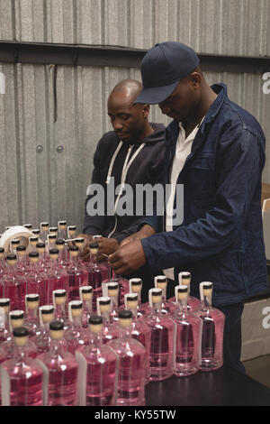 I lavoratori di imballaggio di bottiglie di gin Foto Stock