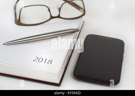 Nuovo anno 2018 office organizer Calendario e penna a sfera di nastro. Messa a fuoco selettiva Foto Stock