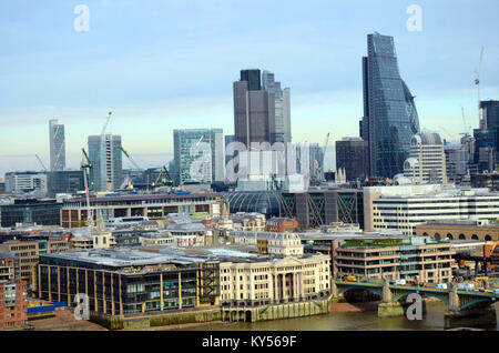 Londra, UK, 08/11/2016 sullo skyline di Londra vista dalla galleria d'arte Tate Modern piattaforma di osservazione. Foto Stock