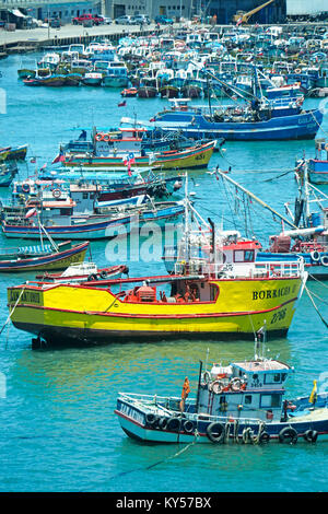 Barche da pesca in porto al porto di San Antonio, Cile. Foto Stock