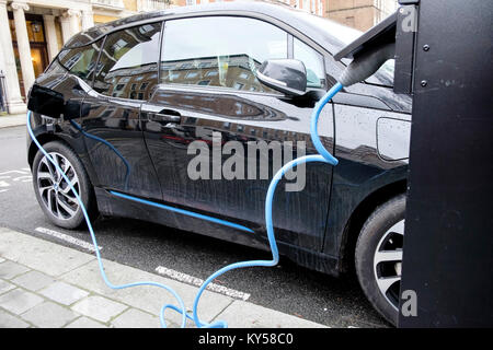 Auto elettrica al pubblico punto di carica nella zona centrale di Londra, Regno Unito Foto Stock
