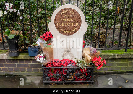 Memoriale al WPC Yvonne Fletcher che è stato ucciso mentre le operazioni di polizia una dimostrazione al di fuori dell'Ambasciata libica a Londra nel 1984. St. James's Square, Londra, Foto Stock