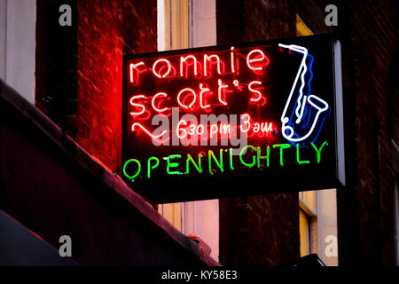 Insegna al neon sopra la famosa Ronnie Scott's Jazz Club, Frith Street, Soho, Londra, Regno Unito. Foto Stock