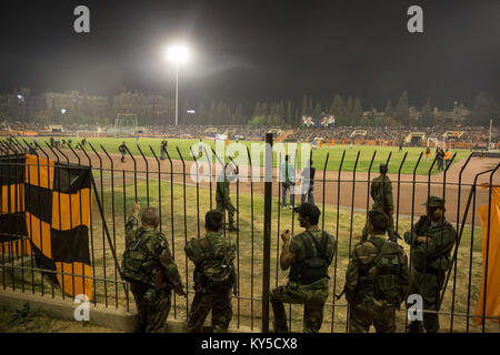 Ottobre 28, 2017 - Damasco, Siria - linea di soldati il passo durante il siriano finale di Coppa Tishreen Stadium, Damasco, 2017. Alcuni inoltre si fermò in mezzo alla folla, guardando fuori per le brecce della sicurezza..il calcio siriano cup finale è stata giocata tra Al-Wahda Al-Karamah e squadre di calcio..Nonostante il conflitto in corso in un paese lacerato dalla guerra di Siria, il calcio siriano cup finale è stata ospitata nella città capitale di Damasco che è sotto il governo siriano di controllo con molti locali per gli appassionati di calcio hanno assistito alla partita. (Credito Immagine: © Sally Hayden/SOPA via ZUMA filo) Foto Stock