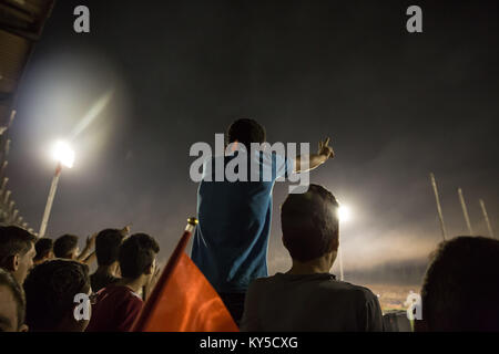 Ottobre 28, 2017 - Damasco, Siria - Un ragazzo fa un segno di pace dalle gabbie in Tishreen Stadium, durante la finale di Coppa siriano, ottobre 2017..il calcio siriano cup finale è stata giocata tra Al-Wahda Al-Karamah e squadre di calcio..Nonostante il conflitto in corso in un paese lacerato dalla guerra di Siria, il calcio siriano cup finale è stata ospitata nella città capitale di Damasco che è sotto il governo siriano di controllo con molti locali per gli appassionati di calcio hanno assistito alla partita. (Credito Immagine: © Sally Hayden/SOPA via ZUMA filo) Foto Stock