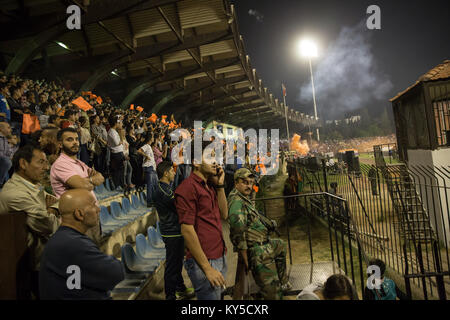 Ottobre 28, 2017 - Damasco, Siria - Siro i tifosi di calcio di alzarsi come la partita entra nel minuti finali..il calcio siriano cup finale è stata giocata tra Al-Wahda Al-Karamah e squadre di calcio..Nonostante il conflitto in corso in un paese lacerato dalla guerra di Siria, il calcio siriano cup finale è stata ospitata nella città capitale di Damasco che è sotto il governo siriano di controllo con molti locali per gli appassionati di calcio hanno assistito alla partita. (Credito Immagine: © Sally Hayden/SOPA via ZUMA filo) Foto Stock