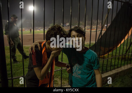 Ottobre 28, 2017 - Damasco, Siria - i ragazzi pongono di fronte a un soldato al calcio siriano finale di Coppa Tishreen Stadium, Damasco, ottobre 2017..il calcio siriano cup finale è stata giocata tra Al-Wahda Al-Karamah e squadre di calcio..Nonostante il conflitto in corso in un paese lacerato dalla guerra di Siria, il calcio siriano cup finale è stata ospitata nella città capitale di Damasco che è sotto il governo siriano di controllo con molti locali per gli appassionati di calcio hanno assistito alla partita. (Credito Immagine: © Sally Hayden/SOPA via ZUMA filo) Foto Stock