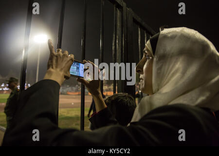 Ottobre 28, 2017 - Damasco, Siria - Una donna film il passo durante il siriano il calcio finale di Coppa Tishreen Stadium..il calcio siriano cup finale è stata giocata tra Al-Wahda Al-Karamah e squadre di calcio..Nonostante il conflitto in corso in un paese lacerato dalla guerra di Siria, il calcio siriano cup finale è stata ospitata nella città capitale di Damasco che è sotto il governo siriano di controllo con molti locali per gli appassionati di calcio hanno assistito alla partita. (Credito Immagine: © Sally Hayden/SOPA via ZUMA filo) Foto Stock