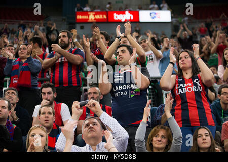 Vitoria, Spagna. Xii gen, 2018. Sostenitori Baskonia Vitoria Gazteiz durante la Turkish Airlines EuroLeague match tra Baskonia Vitoria Gazteiz e Olympiacos Pireo a Fernando Buesa Arena di Vitoria, Spagna settentrionale, Venerdì, Gennaio. 12, 2018. Credito: Gtres Información más Comuniación on line, S.L./Alamy Live News Foto Stock