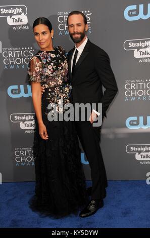 Joseph Fiennes, Maria Dolores Dieguez presso gli arrivi per i critici' Choice Awards 2017 - Parte 2, Barker Hangar, Santa Monica, CA 11 gennaio 2018. Foto di: Elizabeth Goodenough/Everett Collection Foto Stock