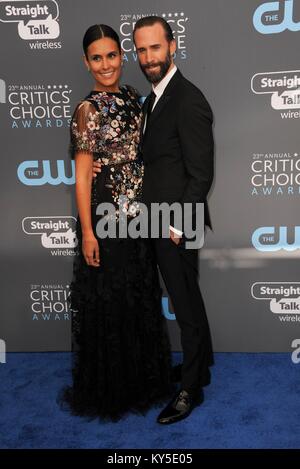 Joseph Fiennes, Maria Dolores Dieguez presso gli arrivi per i critici' Choice Awards 2017 - Parte 2, Barker Hangar, Santa Monica, CA 11 gennaio 2018. Foto di: Elizabeth Goodenough/Everett Collection Foto Stock