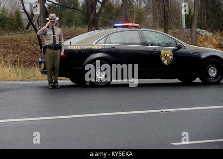 Bethesda, Maryland, USA. Xii gen, 2018. Un Maryland membro Trooper saluta come presidente degli Stati Uniti Trump di teste per il giro della Papamobile a Walter Reed Militare Nazionale Medical Center per il suo annuale esame fisico 12 gennaio 2018 di Bethesda, Maryland. Trump al prossimo viaggio in Florida per trascorrere il Dr Martin Luther King Jr day weekend di vacanza al suo Mar-a-Lago resort. Credit: Chip Somodevilla/Piscina via CNP Credit: Chip Somodevilla/CNP/ZUMA filo/Alamy Live News Foto Stock