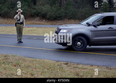 Bethesda, Maryland, USA. Xii gen, 2018. Un Maryland membro Trooper saluta come presidente degli Stati Uniti Trump di teste per il giro della Papamobile a Walter Reed Militare Nazionale Medical Center per il suo annuale esame fisico 12 gennaio 2018 di Bethesda, Maryland. Trump al prossimo viaggio in Florida per trascorrere il Dr Martin Luther King Jr day weekend di vacanza al suo Mar-a-Lago resort. Credit: Chip Somodevilla/Piscina via CNP Credit: Chip Somodevilla/CNP/ZUMA filo/Alamy Live News Foto Stock