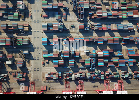 Lianyungang. Xii gen, 2018. Foto scattata a gennaio 12, 2018 mostra il terminal container di Lianyungang Porto di Lianyungang City, est cinese della provincia di Jiangsu. Il commercio estero cinese è il volume rose 14,2 per cento anno su anno di 27,79 miliardi di yuan (4,28 trilioni di dollari USA), la conclusione della precedente due anni di calo costante, i dati ufficiali hanno mostrato venerdì. Credito: Geng Yuhe/Xinhua/Alamy Live News Foto Stock