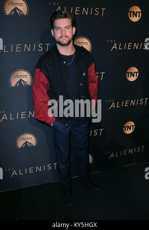 Hollywood, Stati Uniti d'America. Xii gen, 2018. HOLLYWOOD, CA - gennaio 11: Attore Jake stanco assiste il Los Angeles Premiere di TNT 'L' Alienist al Paramount molto su gennaio 11, 2018 in Hollywood, la California. Credito: Barry re/Alamy Live News Foto Stock