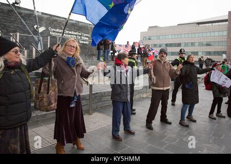 Cardiff, Galles, UK. Xiii gen, 2018. Cardiff Wales, Regno Unito, 13 gennaio 2018. Contro i manifestanti cantare durante un "non-partigiano Pro-Brexit Rally' presso l'edificio Senedd organizzato dalla carta PeopleÕs Foundation. Credito: Mark Hawkins/Alamy Live News Foto Stock