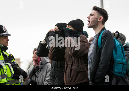 Cardiff, Galles, UK. Xiii gen, 2018. Cardiff Wales, Regno Unito, 13 gennaio 2018. Contro i manifestanti durante un "non-partigiano Pro-Brexit Rally' presso l'edificio Senedd organizzato dalla carta PeopleÕs Foundation. Credito: Mark Hawkins/Alamy Live News Foto Stock