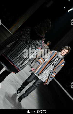 Milano, Italia. Xiii gen, 2018. Milano, Italia. Il 13 gennaio, 2018. Milano, Italia. Xiii gen, 2018. Uomo di Milano la settimana della moda autunno inverno 2019. Milano Moda Uomo, autunno inverno 2019.Diesel oro nero Fashion Show nella foto: modello Credit: Indipendente Agenzia fotografica/Alamy Live News Credit: Indipendente Agenzia fotografica/Alamy Live News Credit: Indipendente Photo Agency Srl/Alamy Live News Foto Stock