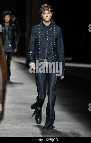 Milano, Italia. Xiii gen, 2018. Milano, Italia. Il 13 gennaio, 2018. Milano, Italia. Xiii gen, 2018. Uomo di Milano la settimana della moda autunno inverno 2019. Milano Moda Uomo, autunno inverno 2019.Diesel oro nero Fashion Show nella foto: modello Credit: Indipendente Agenzia fotografica/Alamy Live News Credit: Indipendente Agenzia fotografica/Alamy Live News Credit: Indipendente Photo Agency Srl/Alamy Live News Foto Stock