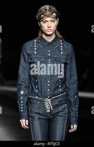 Milano, Italia. Xiii gen, 2018. Milano, Italia. Il 13 gennaio, 2018. Milano, Italia. Xiii gen, 2018. Uomo di Milano la settimana della moda autunno inverno 2019. Milano Moda Uomo, autunno inverno 2019.Diesel oro nero Fashion Show nella foto: modello Credit: Indipendente Agenzia fotografica/Alamy Live News Credit: Indipendente Agenzia fotografica/Alamy Live News Credit: Indipendente Photo Agency Srl/Alamy Live News Foto Stock