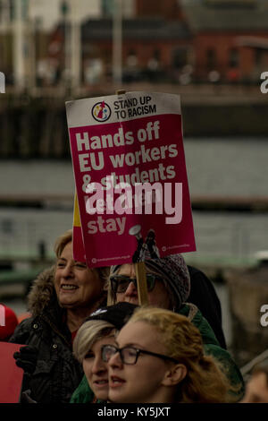 Cardiff, Regno Unito. Il 13 gennaio, 2018. Contro i manifestanti sono visti come un piccolo numero di membri del gruppo di eseguire Bretagna Gran nuovamente radunati fuori il National Assembly for Wales edificio in Cardiff sabato 13 gennaio. Essi avevano previsto per essere uniti dal leader del Galles UKIP Neil Hamilton e Gareth Bennett AM che erano attese per parlare, ma non hanno saputo girare per l'evento in sostegno della Brexit. Invece sono stati soddisfatti mediante un contatore di protesta circa un centinaio di persone organizzate da Stand fino al razzismo nel Galles. Credito: Jim legno/Alamy Live News Foto Stock