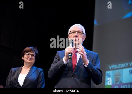 Praga, Repubblica Ceca. Xiii gen, 2018. Jiri Drahos, candidato presidente e la sua moglie Eva Drahošova è in attesa dei risultati elettorali della Repubblica ceca elezione presidenziale in Praga. Jiri Drahos rende al secondo turno delle elezioni. Tomas Tkacik/Alamy Live News Foto Stock