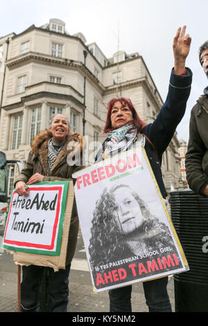 Londra, Regno Unito. Xiii gen, 2018. Protesta al di fuori dell'ambasciata americana a mostrare il proprio sostegno di Ahed Tamimi e bambini palestinesi prigionieri di Israele. Xiii gen, 2018. Credito: Penelope Barritt/Alamy Live News Foto Stock