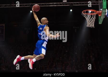 Goettingen, Germania. Xiii gen, 2018. Jamar Abrams (Giessen 46ers) in azione durante il concorso dunking al Allstar giorno del basket Bundesliga a Goettingen, Germania, 13 gennaio 2018. Credito: Swen Pförtner/dpa/Alamy Live News Foto Stock