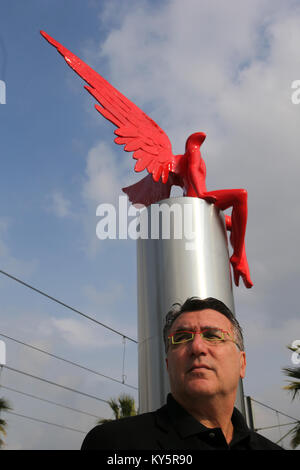 Atene, Grecia. Il 9 gennaio, 2018. Ben noto e internazionalmente stabilito scultore e pittore. Kostis Georgiou sorge nella parte anteriore della sua ultima scultura "Phylax' (custode in greco), in prossimità della marina del comune di Paleo Faliro, Grecia, il 9 gennaio, 2018. Il 5 dicembre, 2017 la scultura "Phylax' (custode in greco) da ben noti e internazionalmente stabilito scultore e pittore. Kostis Georgiou è stato posto sul lungomare viale della Riviera di Atene, vicino al porto turistico del comune di Paleo Faliro. Credito: Marios Lolos/Xinhua/Alamy Live News Foto Stock