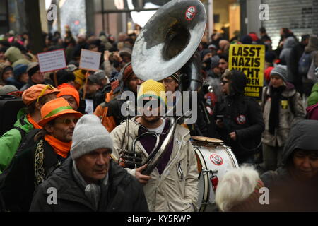 Vienna, Austria. Xiii gen, 2018. musicista prendere parte in una dimostrazione opposta al governmernt austriaco. Credito: Vincent Sufiyan/Alamy Live News Foto Stock