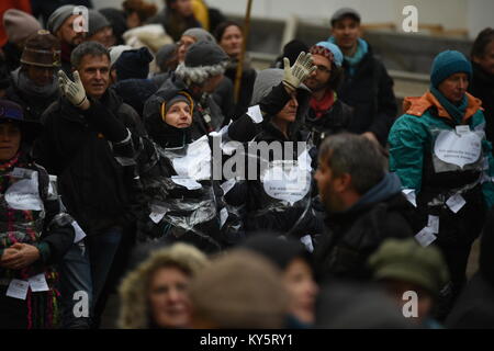 Vienna, Austria. Xiii gen, 2018. manifestante femmina di eseguire durante un anti-governo dimostrazione. Credito: Vincent Sufiyan/Alamy Live News Foto Stock