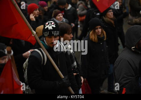 Vienna, Austria. Xiii gen, 2018. manifestanti con bandiere rosse durante un governo anti-dimostrazione. Credito: Vincent Sufiyan/Alamy Live News Foto Stock