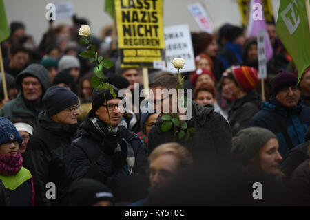 Vienna, Austria. Xiii gen, 2018. manifestanti holding roses durante come governo anti-dimostrazione. Credito: Vincent Sufiyan/Alamy Live News Foto Stock