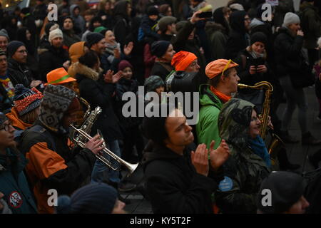 Vienna, Austria. Xiii gen, 2018. musicisti suonano mentre marcia durante un governo anti-dimostrazione. Credito: Vincent Sufiyan/Alamy Live News Foto Stock