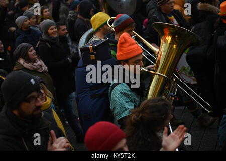 Vienna, Austria. Xiii gen, 2018. strumentista suona mentre marcia durante un governo anti-dimostrazione. Credito: Vincent Sufiyan/Alamy Live News Foto Stock