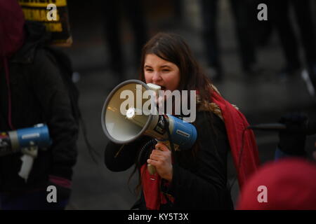 Vienna, Austria. Xiii gen, 2018. protester cantando in un megafono durante un governo anti-dimostrazione. Credito: Vincent Sufiyan/Alamy Live News Foto Stock