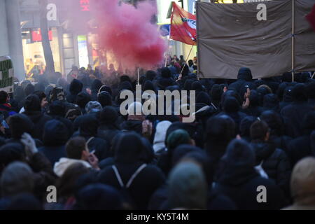 Vienna, Austria. Xiii gen, 2018. manifestanti rilasciando fumo rosso durante un governo anti-dimostrazione. Credito: Vincent Sufiyan/Alamy Live News Foto Stock