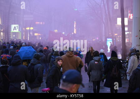 Vienna, Austria. Xiii gen, 2018. manifestanti rilasciando fumo rosso durante un governo anti-dimostrazione. Credito: Vincent Sufiyan/Alamy Live News Foto Stock