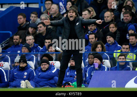 Londra, Regno Unito. Xiii gen, 2018. Chelsea manager Antonio Conte esclamazioni istruzioni durante la Premier League Soccer match tra Chelsea e Leicester City a Stadio Stamford Bridge a Londra, in Gran Bretagna il 7 gennaio 13, 2018. La partita si è conclusa con un 0-0. Credito: Tim Irlanda/Xinhua/Alamy Live News Foto Stock