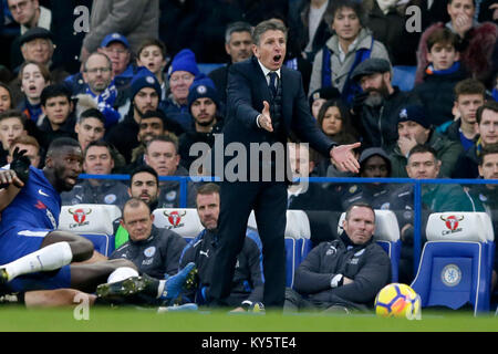 Londra, Regno Unito. Xiii gen, 2018. Leicester manager Claude Puel reagisce durante la Premier League Soccer match tra Chelsea e Leicester City a Stadio Stamford Bridge a Londra, in Gran Bretagna il 7 gennaio 13, 2018. La partita si è conclusa con un 0-0. Credito: Tim Irlanda/Xinhua/Alamy Live News Foto Stock