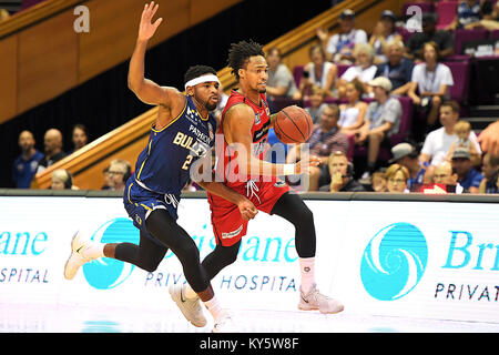 Brisbane, Quensland, Australia. Xiv gen, 2018. Jean-Pierre Tokoto dei Wildcats (#5, destra) gestisce la palla sotto pressione da Perrin Buford dei proiettili (#2) durante il round quattordici NBL corrispondenza tra le pallottole di Brisbane e Perth Wildcats al Brisbane Convention and Exhibition Centre on gennaio 14, 2018 a Brisbane, Australia. Credito: Albert Perez/ZUMA filo/Alamy Live News Foto Stock