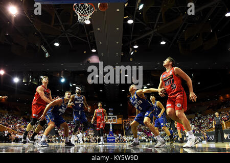 Brisbane, Quensland, Australia. Xiv gen, 2018. I giocatori guardare durante il round quattordici NBL corrispondenza tra le pallottole di Brisbane e Perth Wildcats al Brisbane Convention and Exhibition Centre on gennaio 14, 2018 a Brisbane, Australia. Credito: Albert Perez/ZUMA filo/Alamy Live News Foto Stock