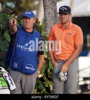 13 gennaio 2018 - Talor gooch conferisce con il suo piattello alla xviii tee durante il terzo round del ventesimo anniversario del Sony Open al Waialae Country Club di Honolulu, Hawaii - Michael Sullivan/CSM Foto Stock