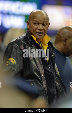 Seattle, WA, Stati Uniti d'America. Xiii gen, 2018. Ritirato Seattle Supersonic Slick Watts era in presenza durante una PAC12 gioco di basket tra il Washington Huskies e Stanford cardinale. Il gioco è stato giocato al Hec ed Pavilion a Seattle, WA. Jeff Halstead/CSM/Alamy Live News Foto Stock