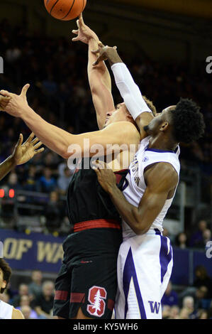 Seattle, WA, Stati Uniti d'America. Xiii gen, 2018. La Stanford Reid Travis (22) è imbrattata di UW guard Jaylen Nowell (5) durante una PAC12 gioco di basket tra il Washington Huskies e Stanford cardinale. Il Cardinale ha vinto il gioco 73-64. Il gioco è stato giocato al Hec ed Pavilion a Seattle, WA. Jeff Halstead/CSM/Alamy Live News Foto Stock