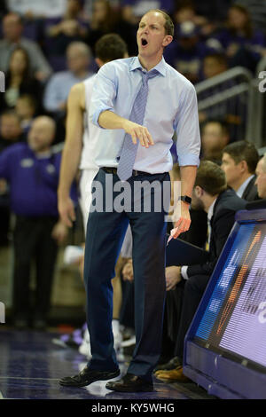 Seattle, WA, Stati Uniti d'America. Xiii gen, 2018. Washington capo allenatore Mike Hopkins urla istruzioni per la sua difesa durante una PAC12 gioco di basket tra il Washington Huskies e Stanford cardinale. Il gioco è stato giocato al Hec ed Pavilion a Seattle, WA. Jeff Halstead/CSM/Alamy Live News Foto Stock