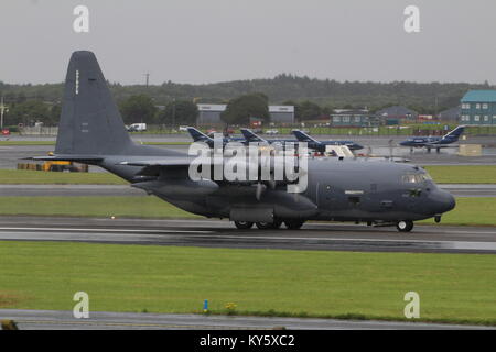 88-2102, un Lockheed HC-130N Hercules (contro il re) azionato dalla United States Air Force, presso l'Aeroporto di Prestwick in Ayrshire. Foto Stock